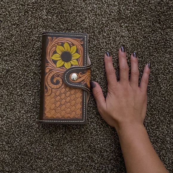 Handmade leather wallet with sunflower - Picture 3 of 5